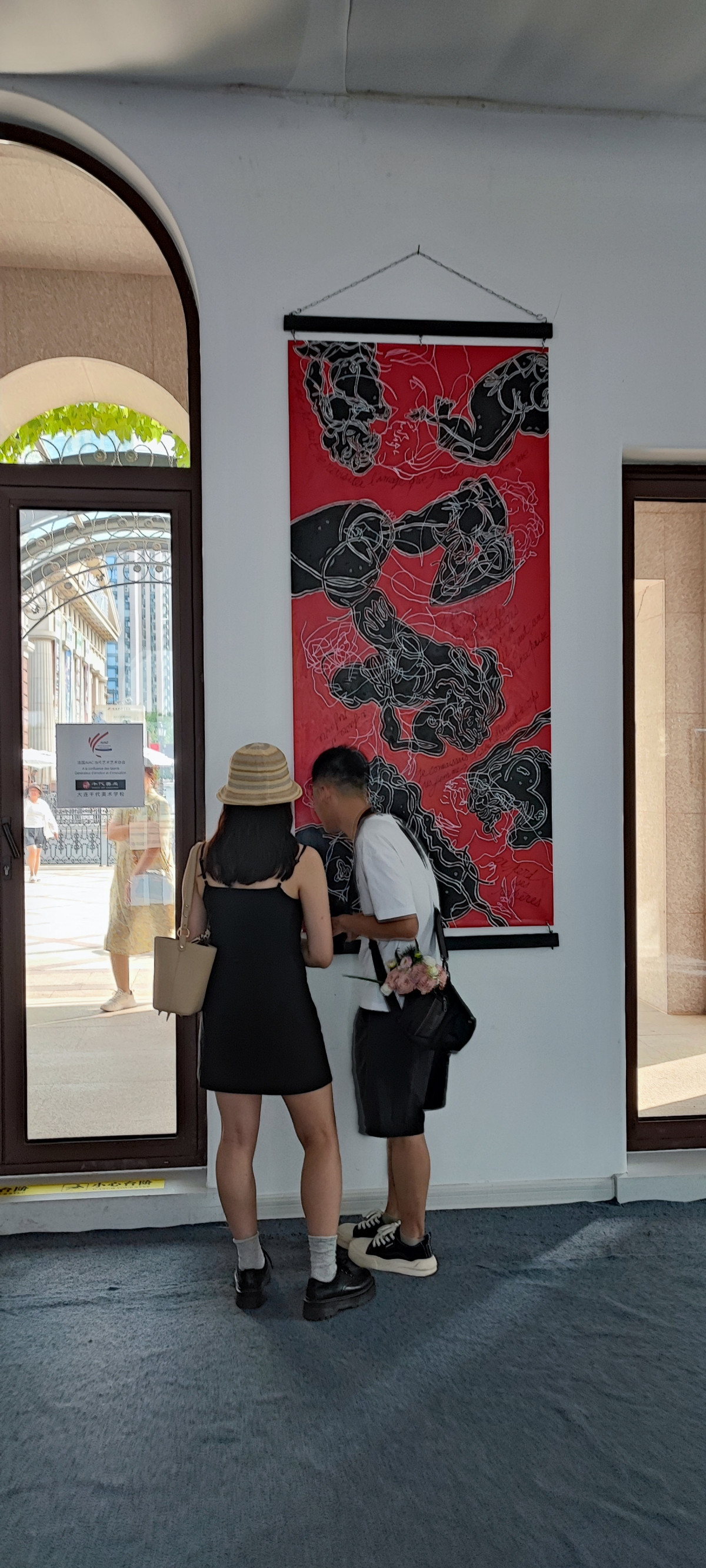 visiteurs devant une de mes Apsaras, au Musée de Dalian