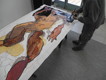 le travail au pinceau rencontre les mêmes difficultés:travail à main levée et pas de correction possibleici, le noir passé au dos de la feuille de polyester,deviendra un gris foncé, uni,  vu au recto.