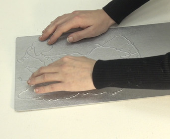 - En fonction des parties, le cerveau assimile le dur aux traits beaucoup moins arrondis, beaucoup plus arqués, et quand on passe du palper à l'effleurer on sent directement les arrondis qui se font dans le dessin. En fait tout raccroché ça doit faire un sacré truc ! On dirait que effleurer c'est plus large. Alors que les parties dures sont plus resserrées. On a toujours ce contraire dans la tête. Après dans le dessin il n'y a pas forcément que le toucher. Il faut s'intéresser à tout, s'attarder sur les moindres détails de la plaque, comme ça on est vraiment sûr de ce qu'on a sous les doigts. Le but c'est de faire une analyse complète de toutes ces plaques.