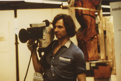 Claude Jeanmart filmant la performance en Vidéo Hitachi