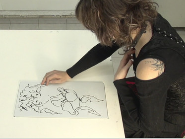 - Tu retrouves sur toi les différentes parties ?  - Oui, automatiquement, car parfois le cerveau fait des photocopies réelles de ce qu'on peut sentir au niveau du toucher, c'est ce que j'ai déjà remarqué chez toi ( quand elle a dessiné ma réplique )… c 'est vraiment des caractéristiques qui sont implantées ; si on fait la division entre dur, souple… c'est pour vraiment bien remarquer toutes les parties et chaque recoin de la personne. C'est au moins la visualiser et la ressentir d'une autre manière, et ne pas se fier, pour le coup, qu'à la vue,