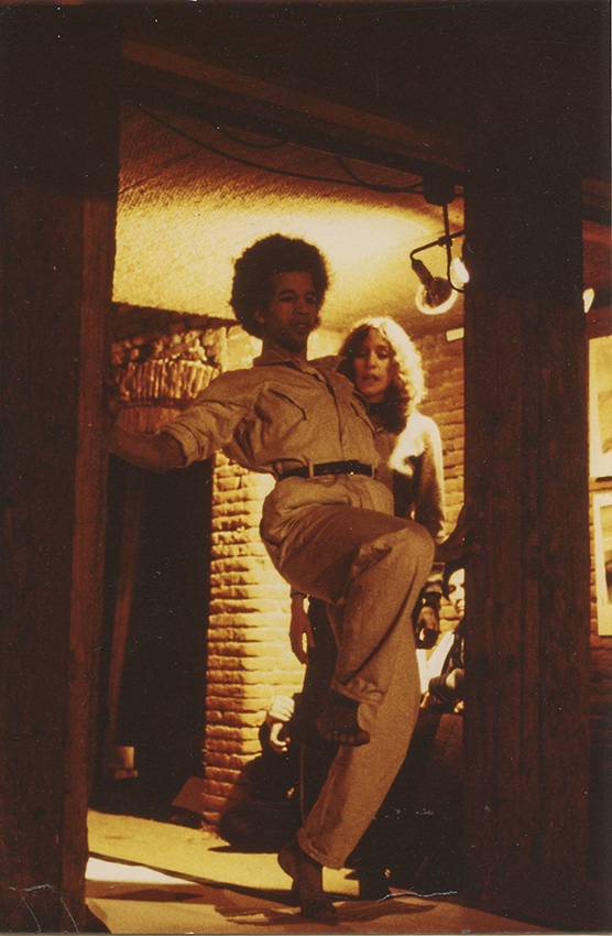 Michel Raji accompagné par une chanteuse