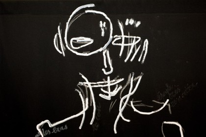 toile tissu noir - dessins de Mado numérisés et agrandis par vidéo projectionDessin à la peinture acrylique blanche, directement au tube, pour créer unrelief, perceptible par les non voyants.200 x 100     2009-2010DÉTAIL VISAGE - DE