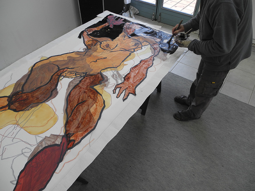 le travail au pinceau rencontre les mêmes difficultés:travail à main levée et pas de correction possibleici, le noir passé au dos de la feuille de polyester,deviendra un gris foncé, uni,  vu au recto.