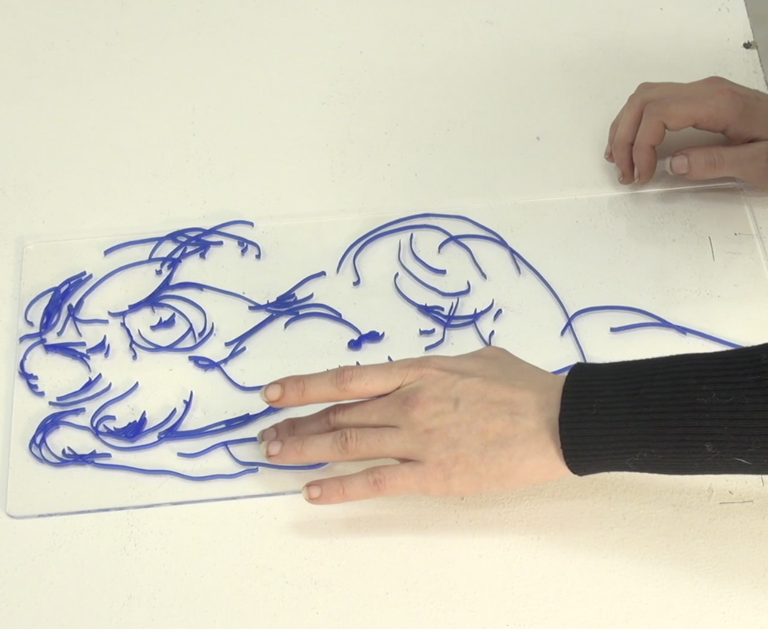 - On a fait un essai de couleur, avec du plexiglass bleu Outremer.  Tu m'avais beaucoup surpris quand tu m'avais dit que dans certaines conditions, tu pouvais ressentir une couleur par la chaleur ?- Ici le bleu est plus clair que le noir, donc ici il sera plus froid, en revanche il sera beaucoup plus chaud que le blanc, parce que ce bleu reste dans la catégorie des foncés. Donc au niveau de la chaleur, ce sera plus proche du noir que du blanc. Toujours pour arriver à  se repérer au pannel de couleur dont j'ai parlé, plusieurs fois, en noir et blanc… Là c'est la cage thoracique, c'est pareil j'ai un creux qui se trouve là, et j'ai les abdos qui sont juste ici. Là c'est la dernière côte. Ici il se trouve que j'ai des creux en dessous de la poitrine. Il a remis en valeur ma cage thoracique qui ressort légèrement en bas. Il y a aussi les hanches, les bras…