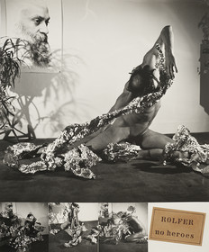 NO HEROS   6       14 – 10 - 81Ce qui me frappe c'est la différence entre ce que j'avais imaginé, et ce que j'ai vécu. J'avais associé aluminium et chair avec mort: chair à pâté, chair à canon, four crématoire. No Heroes ! Pas d'identité ; ça m'avait refroidie. Mais en fait, je ne l'ai pas du tout vécu comme ça. J'avais pensé que le héros c'était toi, parce que tu avais l'œil, celui de l'appareil photo d'où on ne voit que d'un seul œil. Mais en le vivant, je n'ai pas perçu cette perte d'identité, bien au contraire. Je maitrisais la situation puisque je décidais de ce que je donnais à voir : plus du tout morbide ! Naissance et découverte de son corps, du fait de ne plus privilégier le visage ; choisir au contraire quelle partie du corps est découverte . J'ai perçu plutôt des images de vie, avec quand même des images d'enserrement être quelque part prisonnière du regard de l'autre. Mon désir venait de ce que toi tu désirais. Comme si je ne pouvais exister que par toi . Mais ce n'était pas angoissant. J'imaginais la matière du papier aluminium beaucoup plus hostile. En fait elle est malléable et on en fait ce qu'on veut. C'était finalement assez chaud comme matériau. Un moment j'aurais eu envie de me rouler dedans comme dans du sable. J'aurais voulu avoir plus d'alu, pour le sentir sur ma peau, mais pas pour m'y confondre. Alu bijou, bijou d'esclave qui souligne les attaches du corps Le bijou c'est l'inutile ; c'est ce qui d'une certaine façon m'attache au désir de l'autre