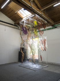 GEANTE TRAVERSEE-touché et dessin en aveuglenumérisation et projection4 feuilles d'acétate de 200 x 90 cmpeinture aux encres sur les 8 facesle tracé aux feutres acryliques16 combinaisons possiblesjeux de transparences et de superpositionspar les éclairages