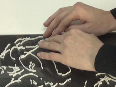 - En tout cas je suis contente, j'ai pris des kilos, la dessus ! C'est profond la gravure, on sent les ligaments, j'ai un corps assez frêle, assez nerveux. C'est vachement intéressant.