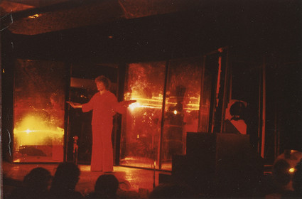 Danielle Catala et la Compagnie de la Cave Poésiedans un spectacle Neruda, à Toulouse, au CentreCulturel de la rue Croix Baragnon