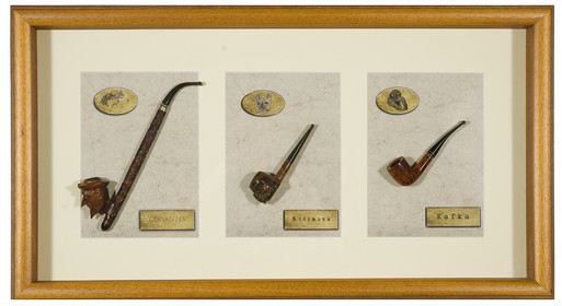 KAFKA. Un discours pour une AcadémieVitrine de 48 x 88 x 7. Trois pipes pour : Cervantes, Hoffmann, Kafka. 11 - 2007De tous les textes écrits par Kafka, le plus drôle est sans conteste « Un Discours pour une Académie ».D’après ses notes, Kafka se serait inspiré d’un conte d’ Hoffmann : La lettre de Milo, singe civilisé à son amie Pipi, en Amérique du Nord. Ce texte est en Français dans les « Contes Fantastiques ». Hoffmann s’était inspiré lui-même d’une nouvelle de Cervantes : Le Colloque des Chiens.