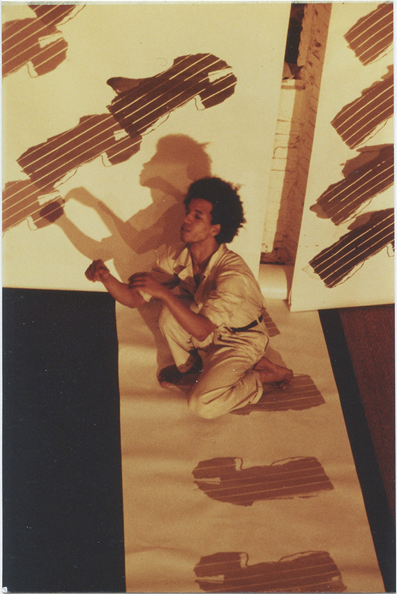 Michel Raji devant  les sérigraphies deOutil Préhistorique Imaginaire