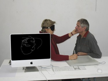 mon portrait par Martinepalette graphique ; le dessin est visualisé en direct sur l'écran. Il est enregistré en séquence vidéo, et plusieurs portraits sont montés en un seul film. Après chaque portrait, le dessinateur livre ses impressions qui sont elles aussi enregistrées et jointes à la bande son du film.