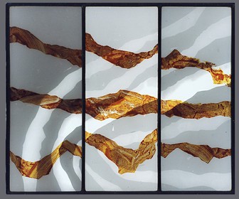 VERRE-VITRAILVerre peint des deux côtés aux grisailleset au jaune à l'argent3 verres réunis au plomb39 X 46 X 1052002