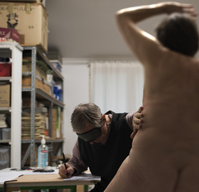 DESSINER LES YEUX BANDÉS, CE QUE L'ON SENT ET NON PAS CE QUE L'ON SAITLe modèle peut être debout ou allongéA la différence des 40 premières Géantes, les Géantes Agiles sont en mouvementet les feuilles terminées se touchent pour former une grande frise